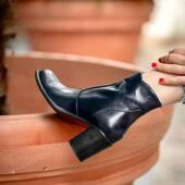 Élégante jusqu'au bout des pieds avec votre paire @muratti_paris  L'art et le savoir faire de la fabrication portugaise associés dans cette bottine en cuir aux finitions parfaites. Associez-la avec toutes vos tenues pour un effet sensationel tout au long de la saison✨
____________

📍43,45 rue Grand Pont
👉🏻 www.riminichaussures.fr

#boots #cuir #rouen #chaussuresrouen #riminichaussures #shoppingrouen #chaussuresfemme #nouvellecollection #shoesaddict #shoesshoesshoes #automnehiver
📸  @igrouenmedia